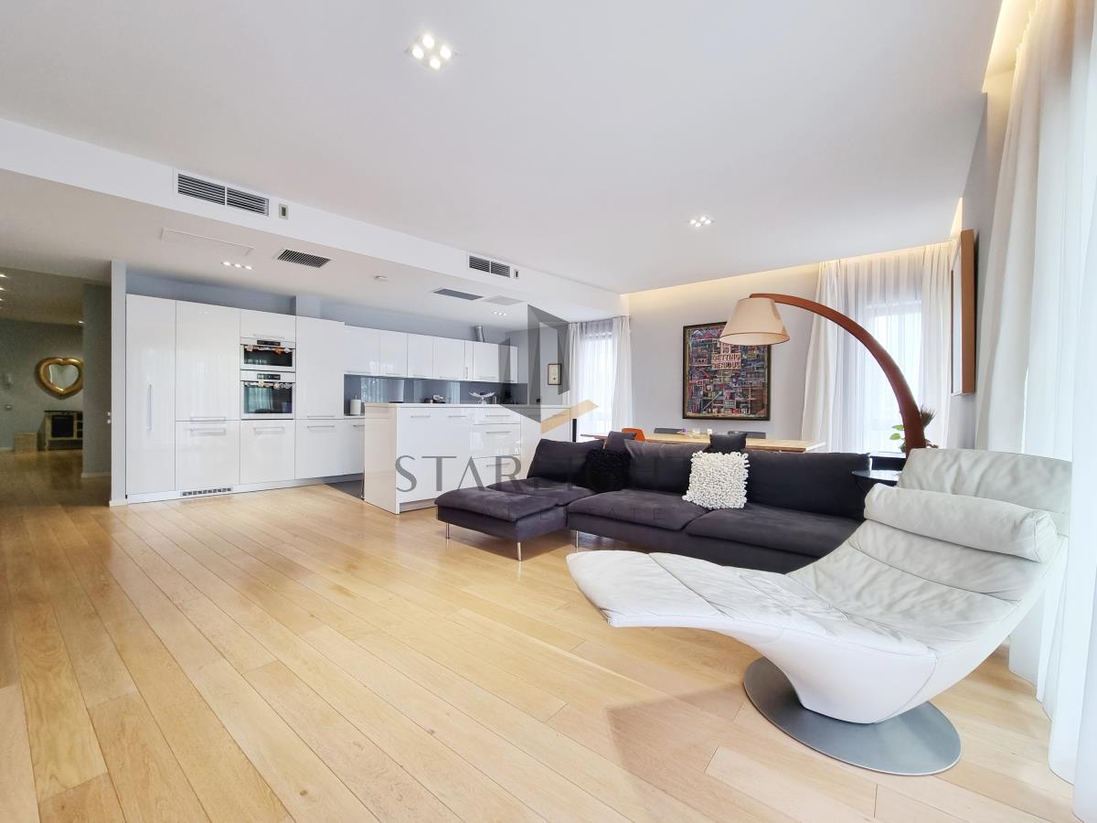 Lake-View Elegant Design 3-Bedroom Apartment | August 2023 Move-in